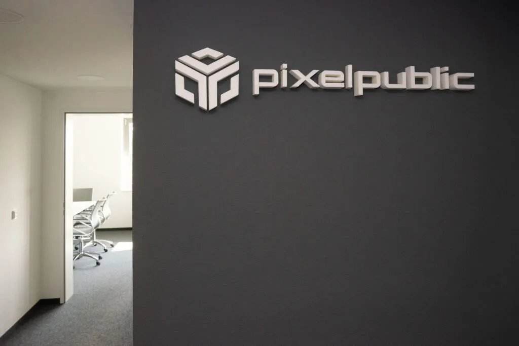 Logo-Wand von pixelpublic im Eingangsbereich des Büros
