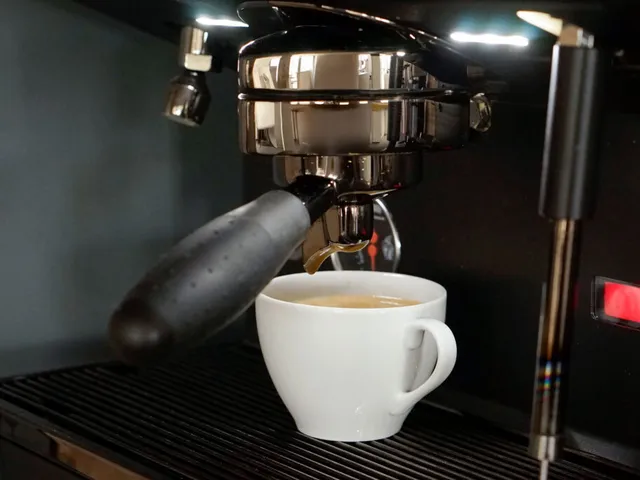 Frischer Espresso aus der Siebträgermaschine