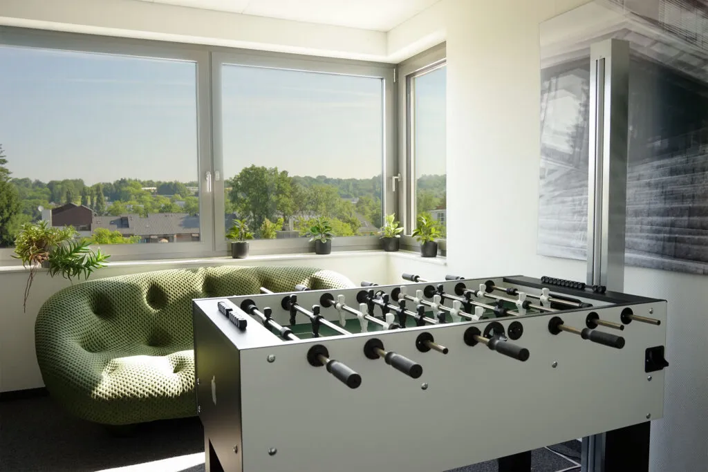 Tischkicker und grünes Lounge-Sofa im pixelpublic-Büro